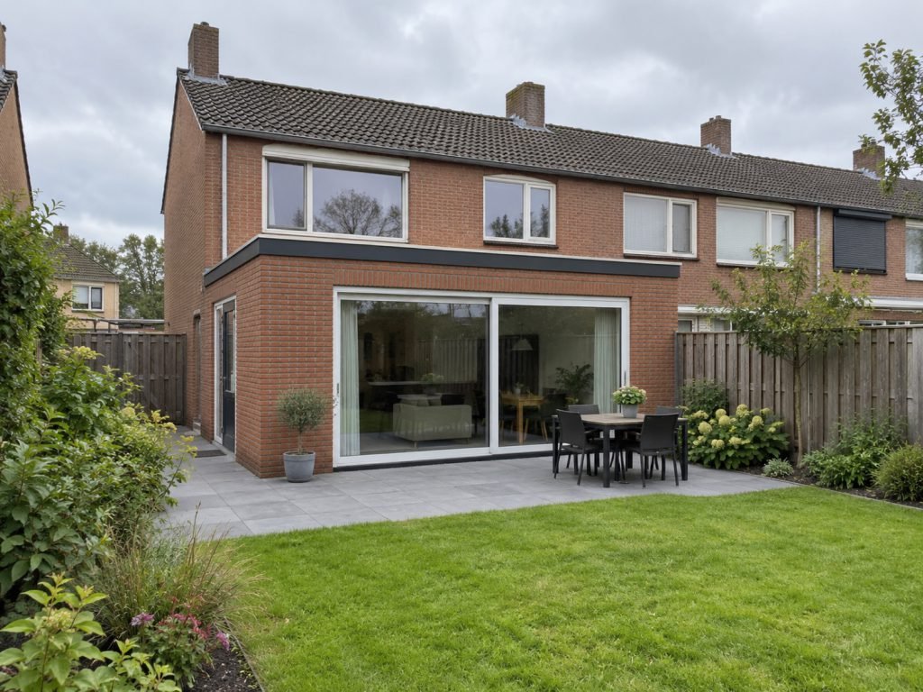 Aanbouw van buiten, met tuin